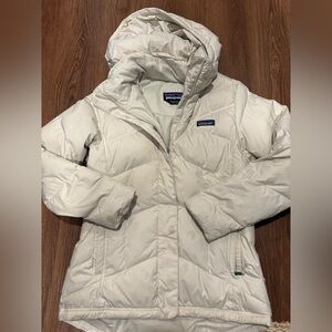 Patagonia Women’s Hooded Puffer Jacket in Light Cream Size Medium